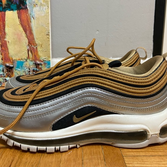 WOMEN’S NIKE AIR MAX 97 SE METALLIC GOLD - SIZE 8 - Picture 2 of 7